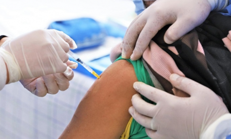 « Il faudrait compter au moins 8 mois pour avoir sur le terrain un vaccin adapté à Omicron », souligne Dr Hamdi.