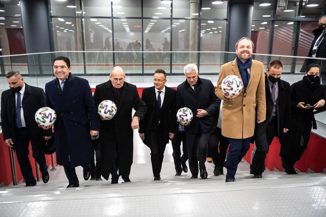Nasser Bourita s'essaye au football avec les ministres du Groupe de Visegrád 