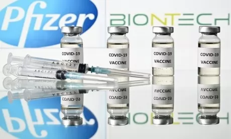 Covid-19 : le vaccin Pfizer/BioNTech "toujours efficace" contre le variant Omicron après "trois doses"
