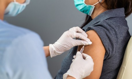 Covid-19: la vaccination obligatoire doit rester un recours de "dernier ressort absolu", selon l'OMS