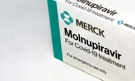 Covid-19 : Un comité américain vote en faveur de molnupiravir de Merck