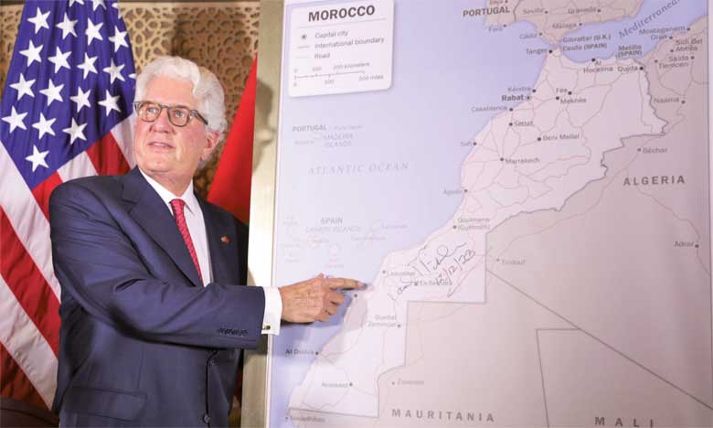 L’ambassadeur américain au Maroc présentant la carte complète du Maroc officiellement adoptée par le gouvernement US.