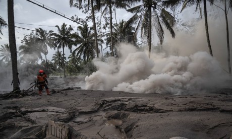 Indonésie: L'éruption du volcan Semeru fait 13 morts, des disparus recherchés