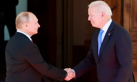 Ukraine : Biden et Poutine acceptent un sommet proposé par Macron 