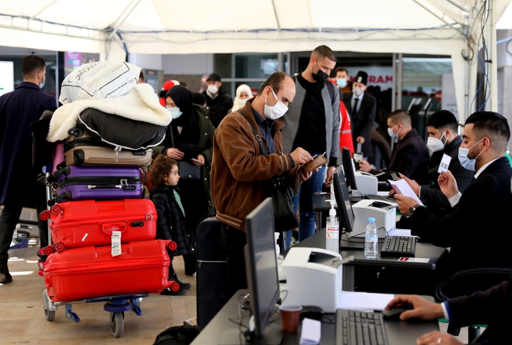 Réouverture des frontières : première journée calme dans les aéroports, accueil fluide