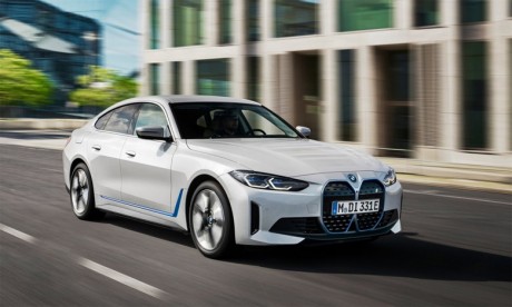  Affichant un design sportif élégant, la BMW i4 offre des proportions étirées propres aux coupés, une ligne de toit fluide, quatre portes avec fenêtres sans cadre et un hayon aux dimensions généreuses.