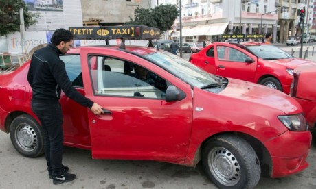 Flambée des carburants : les grands taxis pour une hausse des tarifs, les petits taxis temporisent