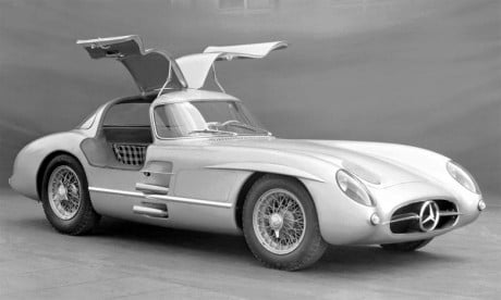 Rareté absolue, la Mercedes-Benz 300 SLR Uhlenhaut Coupé est considérée comme l'un des meilleurs exemples d'ingénierie et de conception automobile par les experts et les passionnés du monde entier.