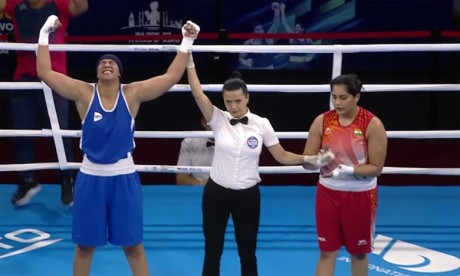 Mondial féminin de Boxe : Khadija Mardi se qualifie en demi-finale et s’assure une deuxième médaille historique