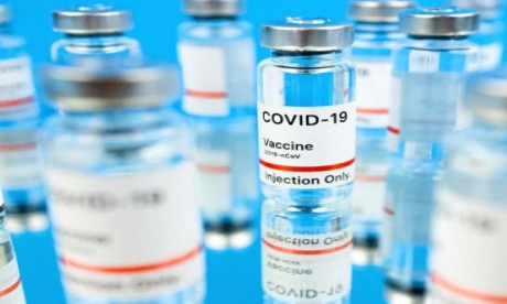 Des fabricants développent actuellement des vaccins qui agissent spécifiquement contre le variant hautement contagieux Omicron.
