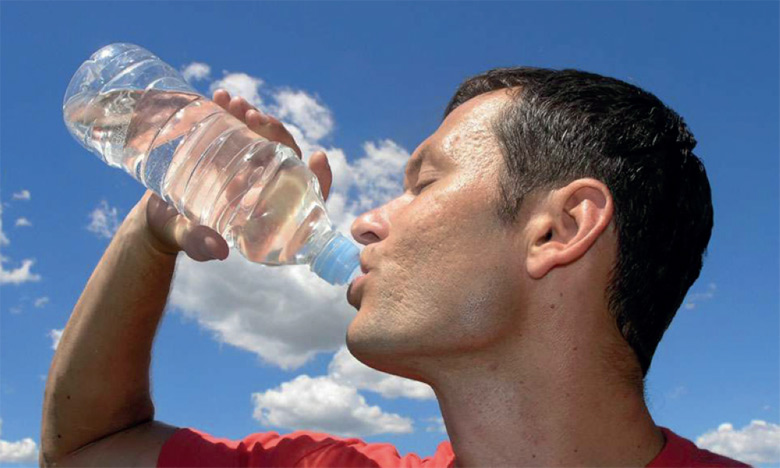 En temps de chaleur, il est important de boire régulièrement même si la sensation de soif ne se fait pas sentir.