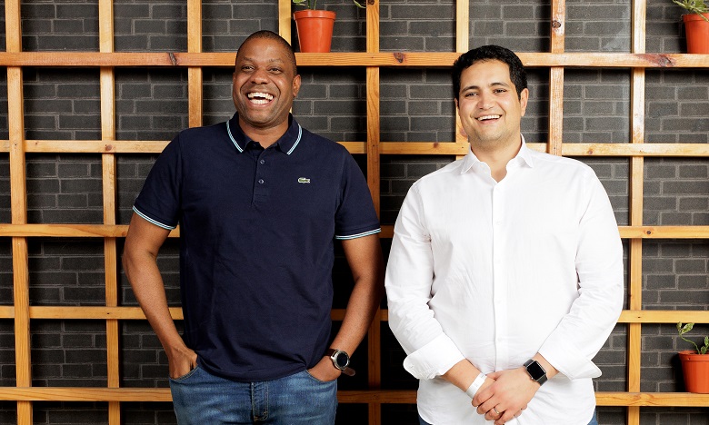 De gauche à droite : Etop Ikpe, PDG et cofondateur d'Autochek et Nizar Abdallaoui Maane, PDG et fondateur de Kifal Auto.