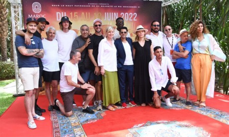 Dans la bonne ambiance et l'humour, Jamel Debbouze pose avec des artistes participant au Marrakech du rire 2022. phs Saouri