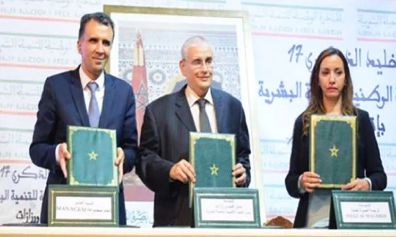 Signature des conventions tripartites les 17 et 18 mai 2022 avec les Comités provinciaux de développement humain dans les provinces d'Ouarzazate et Zagora.