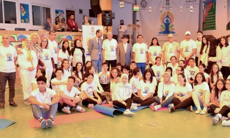 L’ensemble des participants à la Journée internationale du yoga.