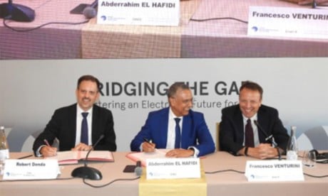 Abderrahim El Hafidi, DG de l’ONEE, et Robert Denda, PDG de Gridspertise, ont signé un protocole d’accord.