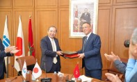 De gauche à droite : l'Ambassadeur extraordinaire et plénipotentiaire du Japon au Maroc, S.E.M. Kuramitsu Hideaki et le ministre délégué chargé du Budget, Fouzi Lekjaa.