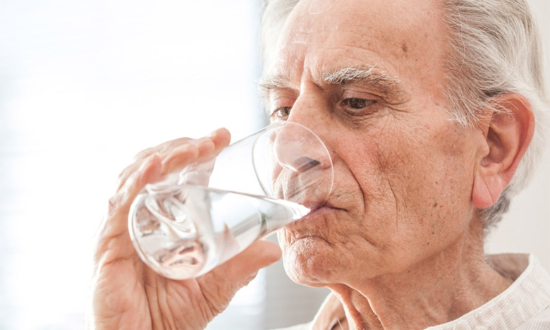 La sensation de soif est d’emblée synonyme de déshydratation chez la personne âgée.