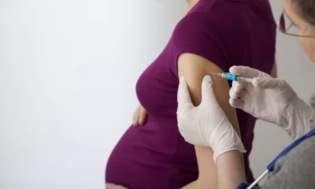 Covid-19 : Les vaccins à ARN messager ne sont pas dangereux pour les femmes enceintes (étude)