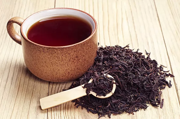 Boire du thé noir quotidiennement permettrait de vivre plus longtemps (étude)