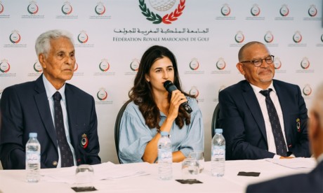 De gauche à droite, Me Mustapha Zine, président délégué de la FRMG, Inès Laklalech, golfeuse professionnelle marocaine, et Jalil Benazzouz, président de la Commission sportive de la FRMG. Ph. Saouri