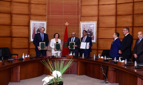 AMO des artisans : le ministère de l'artisanat et Crédit Agricole du Maroc signent une convention