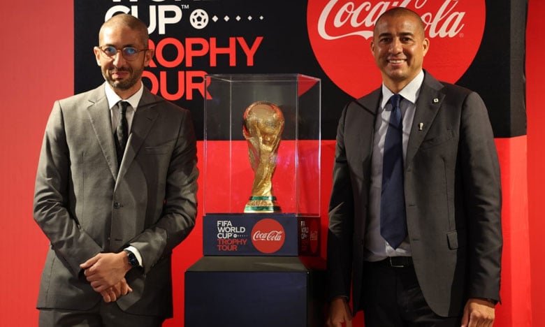 David Trezeguet (à droite) avec le trophée de la Coupe du monde, en compagnie du PDG de Coca Cola Maroc, Mehdi Alami.