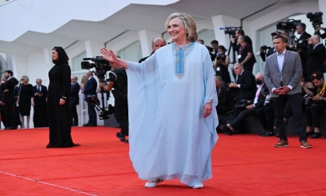 Mostra de Venise : l'arrivée remarquée de Hillary Clinton en caftan 