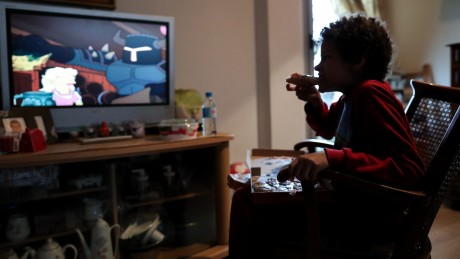 Regarder la télévision pendant les repas perturbe le développement cognitif des enfants (étude)