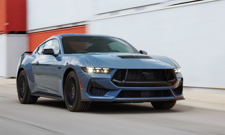 Le design de la nouvelle Ford Mustang est nettement plus avant-gardiste qu’auparavant, avec une face avant plus agressive et un empattement plus large et costaud.