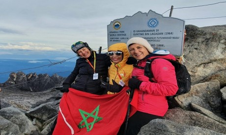 Trois trekkeuses marocaines réussissent à escalader le plus haut sommet d'Asie du Sud-Est
