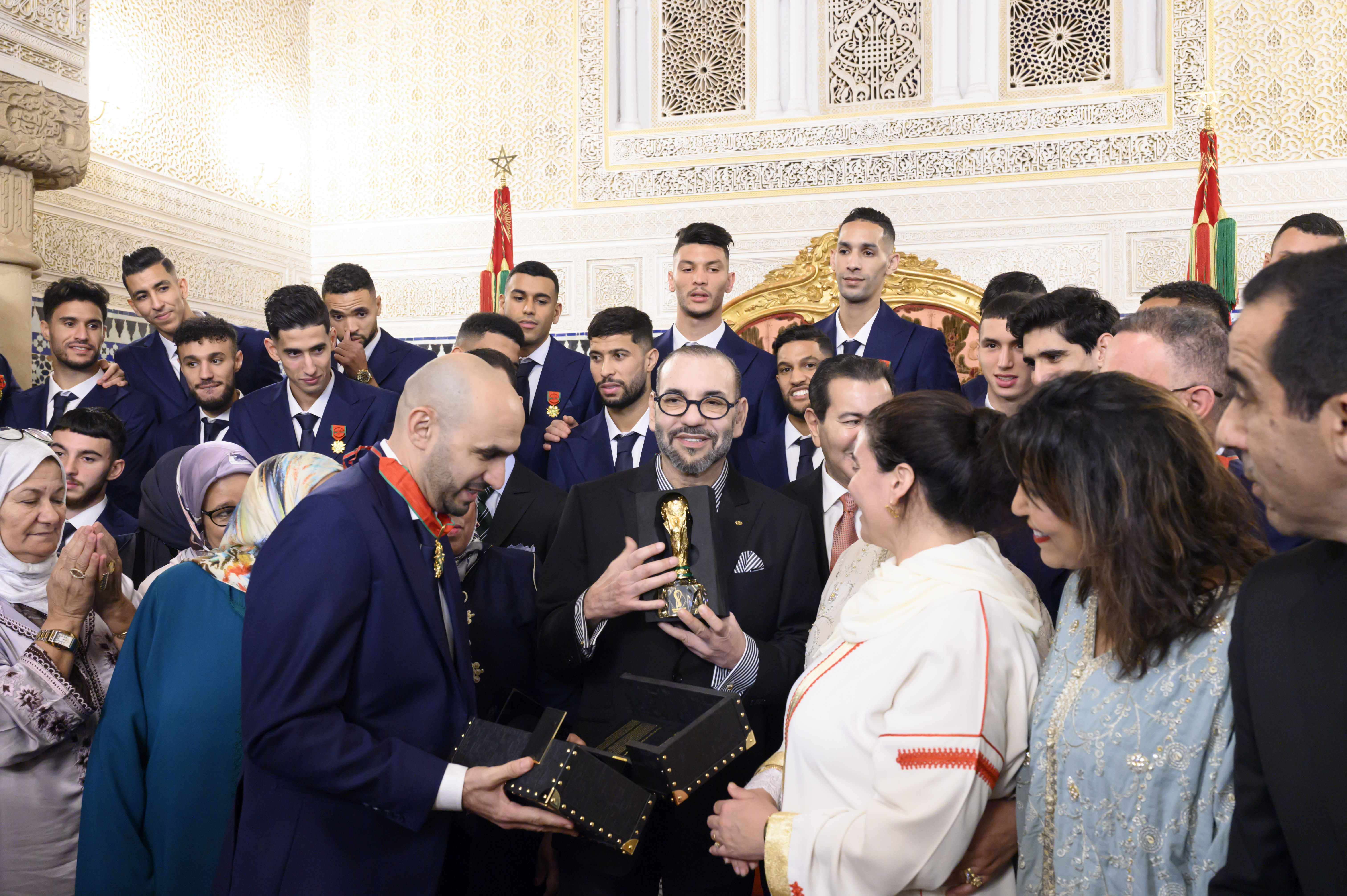 S.M. le Roi reçoit les membres de l'Équipe Nationale de football et les décore de Ouissams Royaux
