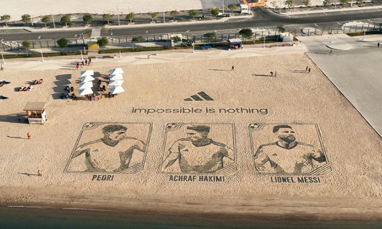Mondial 2022 : Adidas célèbre Hakimi dans une illustration aérienne sur une plage du Qatar