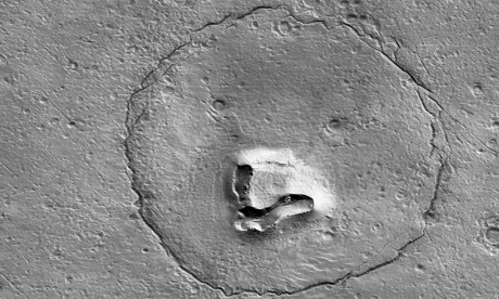 La NASA publie une photo étonnante d’une tête d’ours sur Mars   