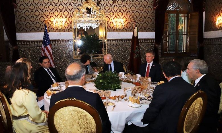 S.M. le Roi offre un dîner en l'honneur d'une délégation du Congrès américain