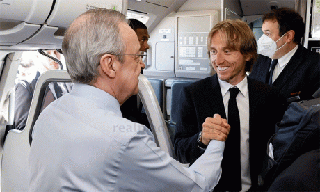 Le Real Madrid, représenté sur la photo par le président Florentino Perez et Luka Modric, lors d'un voyage précédent.