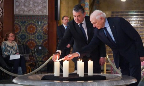 Allumage de 6 bougies en mémoire des 6 millions de Juifs assassinés pendant la Shoah. Aux côtés d’André Azoulay, le ministre à la présidence du gouvernment andalou, Antonio Sanz.