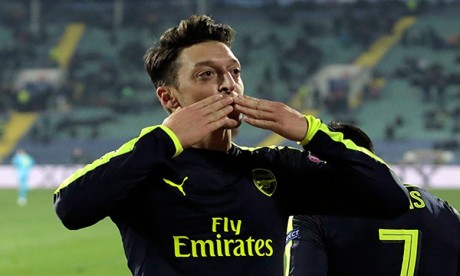 Mesut Özil met fin à sa carrière de footballeur