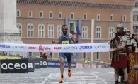 Taoufik Allam au moment de franchir la ligne d'arrivée du Marathon de Rome.