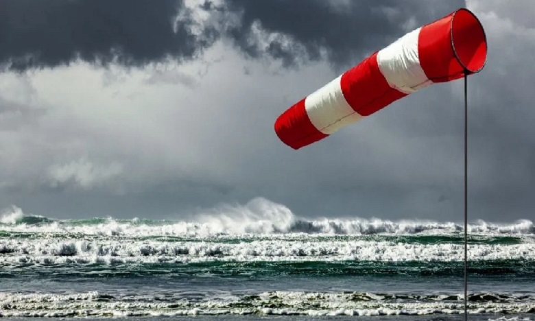De fortes rafales de vent et des vagues dangereuses perturbent la navigation dans les ports du Sud