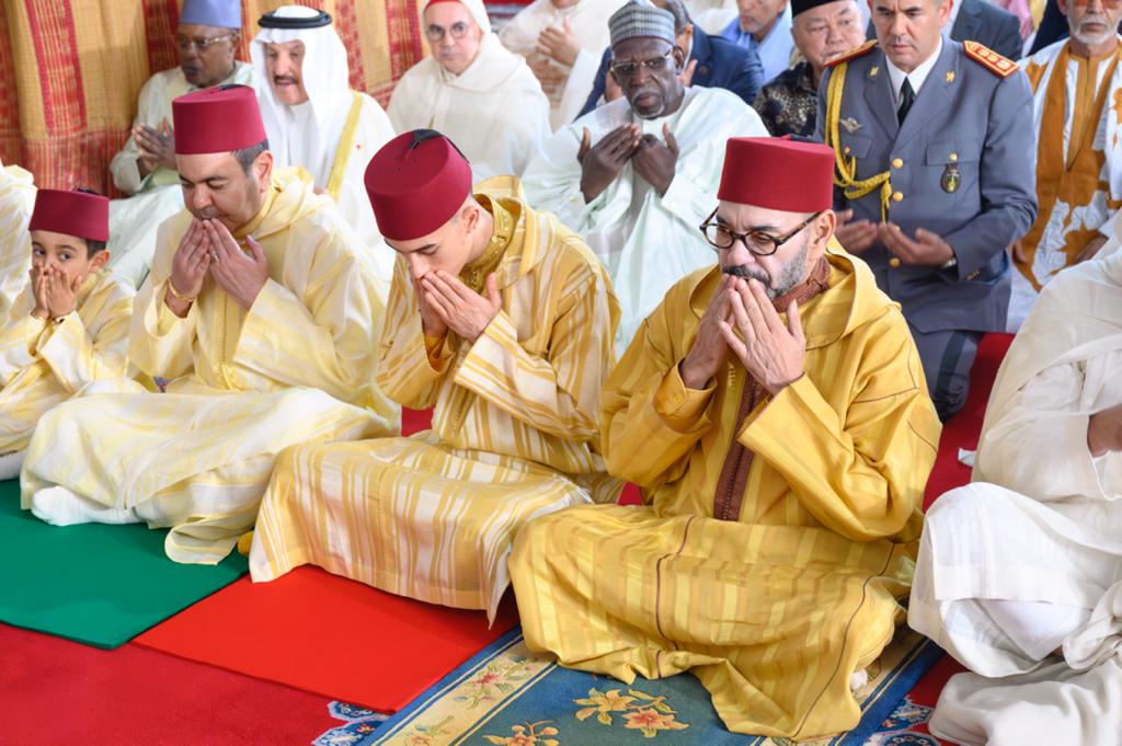 S.M. le Roi, Amir Al-Mouminine, accomplit la prière de l'Aïd Al-Fitr et reçoit les vœux en cette heureuse occasion