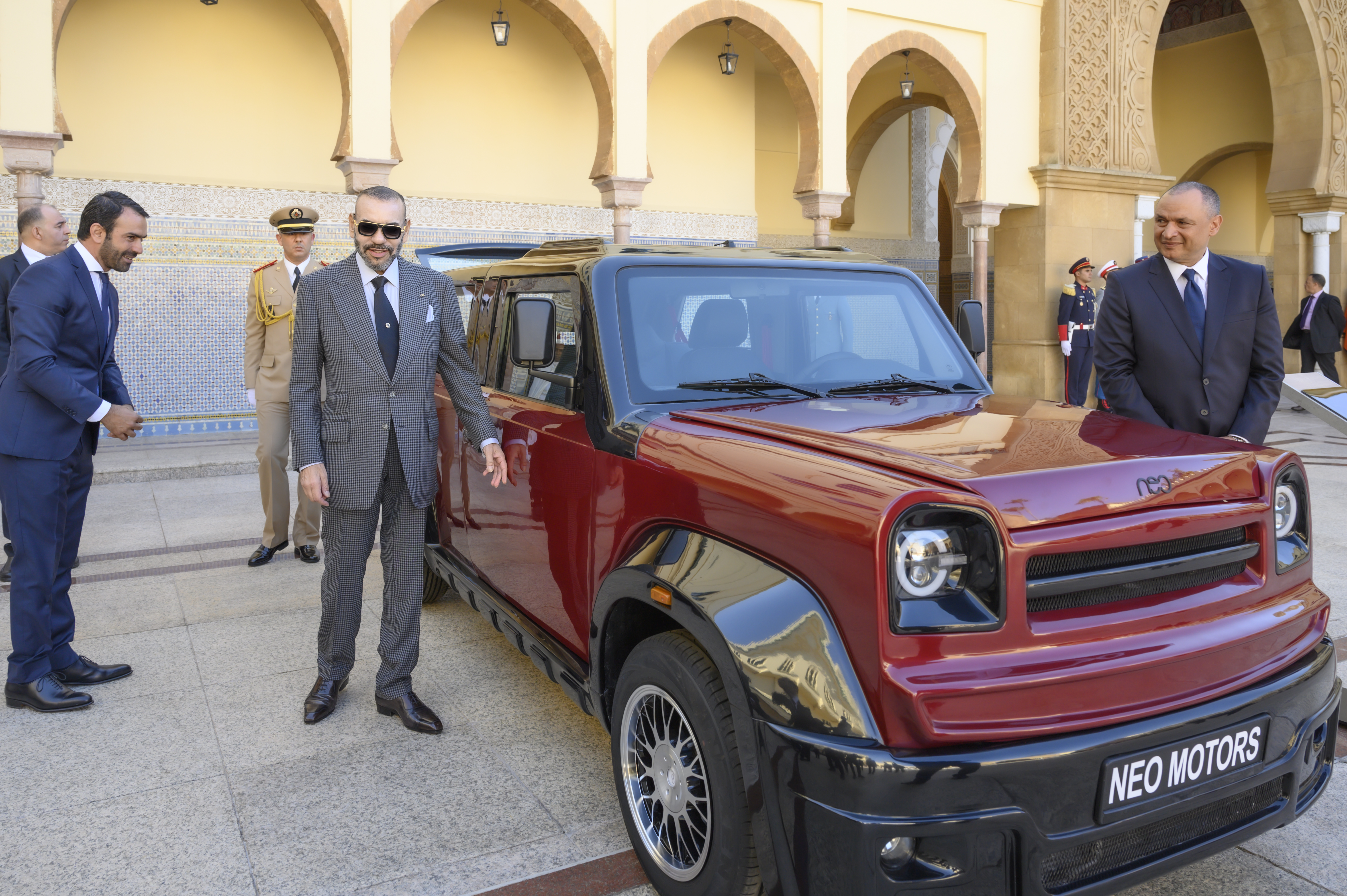 Présentation à S.M. le Roi d'un modèle de la 1ère marque automobile grand public marocaine et du prototype de véhicule à hydrogène d’initiative marocaine