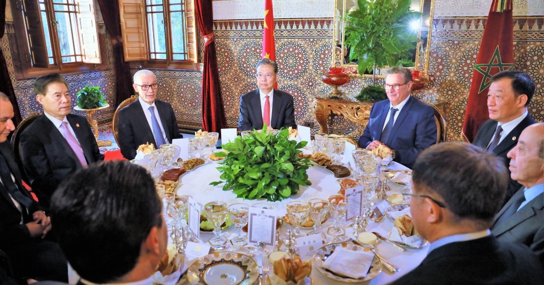 S.M. le Roi offre un dîner en l'honneur du président du Comité de l'Assemblée Populaire Nationale de Chine 