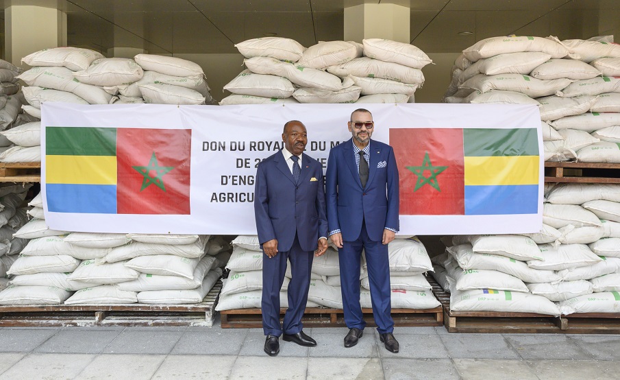 Sa Majesté le Roi Mohammed VI avait procédé en février dernier, en présence du Président de la République gabonaise, à la remise d’un don de 2.000 tonnes de fertilisants. Ph : MAP