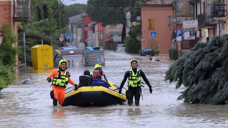 Italie : des inondations font neufs morts et des milliers d'évacués en Emilie-Romagne