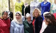 Un habit traditionnel a été offert par les femmes bénéficiaires des différents programmes de formation professionnelle assurés par l'Association Ennakhil à Mme Jill Biden avant qu'elle ne pose pour une photo souvenir. Ph : AFP 