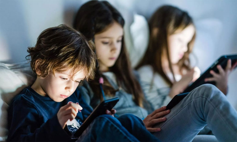 Surexposition des enfants aux écrans, presque inévitable pendant les vacances d’été