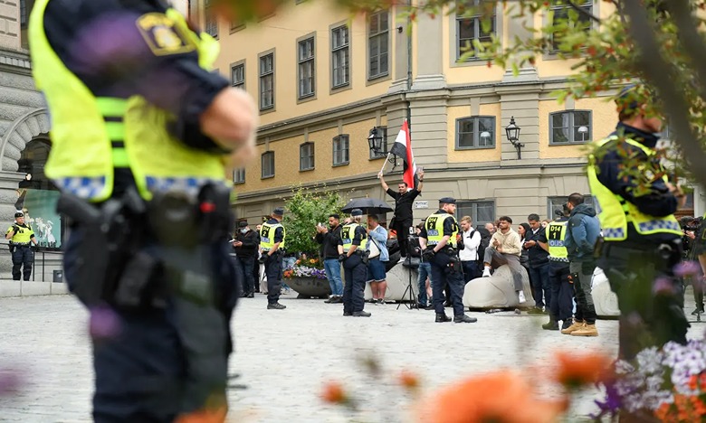 Deux hommes brûlent un exemplaire du Coran devant le parlement suédois 