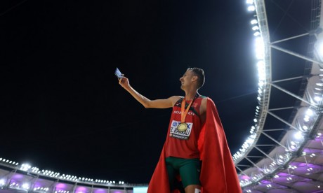 El Bakkali célébrant son deuxième titre mondial à Budapest. Ph. Getty Images for World Athletics