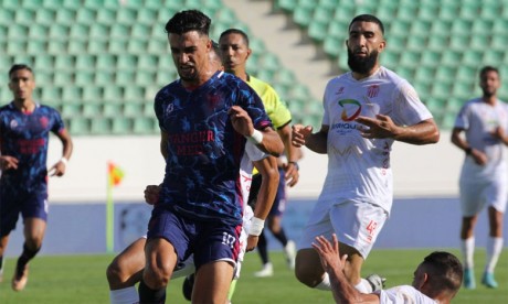 Phase de jeu de la rencontre Hassania d'Agadir-Moghreb de Tétouan qui s'est soldée par la victoire des Rojiblancos (0-2).